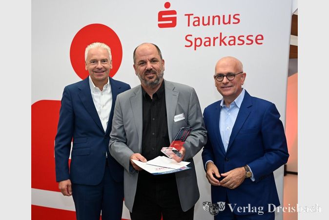 Foto: Taunus Sparkasse
V.l.n.r.: Landrat Michael Cyriax, Preisträger Patrick Schuch und Oliver Klink (Vorstandsvorsitzender der Taunus Sparkasse).