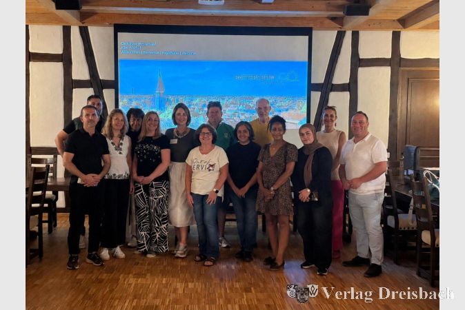 Foto: AGA MTK
V.l.n.r.: Ahmet Gökhan Dertli, Konstantinos Papadopoulos, Olha Müller, Madeleine Zielke, Francesca Passaro, Anna Weisheim, Carmen Jimenez Gutierrez, Mark Snell, Virginia Caneo Barrera, Chris Savage, Salomé Korschinowski, Roya Saifi, Ferda Yildirim, Massimilliano Agosta.