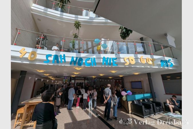 Foto: mpk
Im Hauptquartier des Unternehmens wurde am Samstag Führungen angeboten. Das Foyer wurde hierzu besonders einladend und zum Anlass passend dekoriert.
