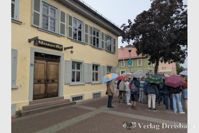 Foto: mpk
Trotz des durchwachsenen Wetters fiel das Interesse an der Führung anlässlich des Tages des offenen Denkmals recht groß aus.