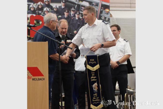 Foto: gus
Die Alters- und Ehrenabteilung überreichte Wehrführer Christian Marienfeld einen Fahnenbanner als Erinnerung an das Jubiläum.