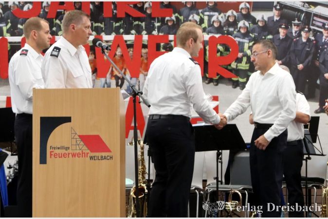 Foto: gus
Peer-Eric Neugebauer (r.) war in seiner Funktion als Vereinsringchef Gratulant, für seine Verdienste für die Weilbacher Wehr, vor allem als langjähriger Wehrführer, wurde er aber auch zum Ehrenmitglied ernannt.