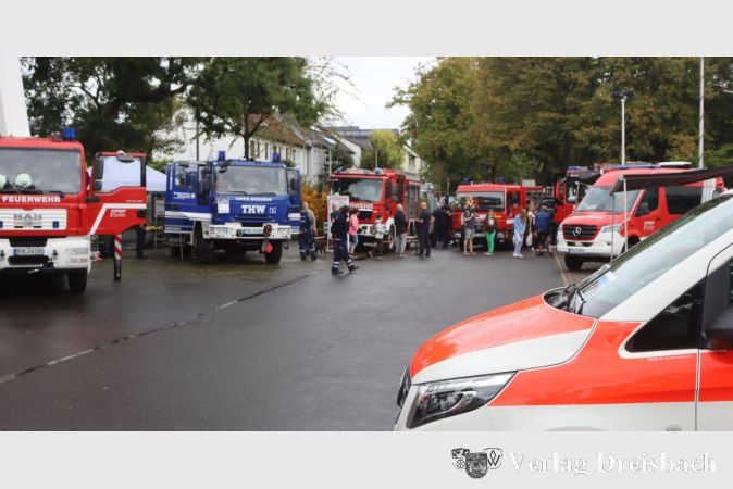 Foto: gus
Fahrzeugparade mit befreundeten Organisationen: Neben der Feuerwehr stellten vor der Weilbachhalle auch das THW (blaues Fahrzeug) und das Flörsheimer DRK (vorne) ihren Fuhrpark vor.