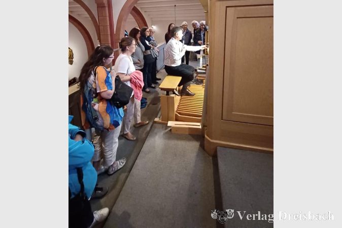Foto: K. Neitsov-Mauer
Dr. Winckler erklärt die Orgel.