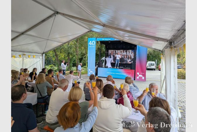 Foto: mpk
Ein Hoch auf Hilscher: Gemeinsam wurde auf das Firmenjubiläum angestoßen.