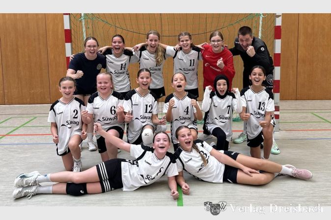 Foto: vb
Die weibliche D-Jugend der HSG MainHandball bejubelt ihren erfolgreichen Saisoneinstieg gegen den TuS Nordenstadt.