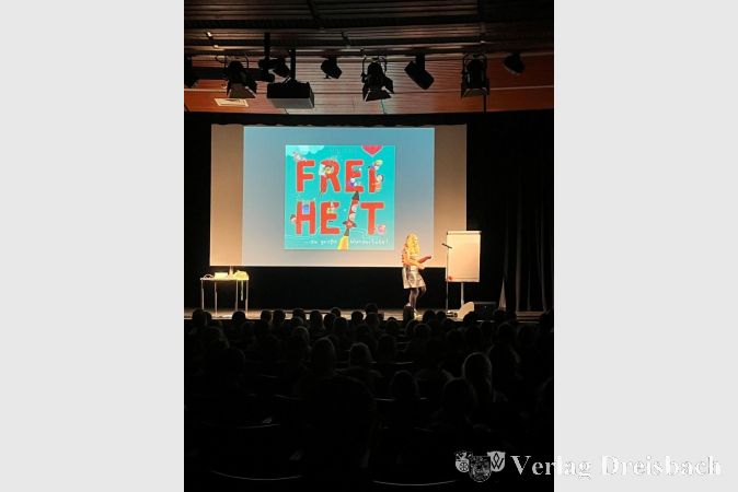 Foto: Stadt Hattersheim
Sibylle Hein las 180 Kindern aus ihrem illustrierten Bilderbuch „Freiheit“ vor.