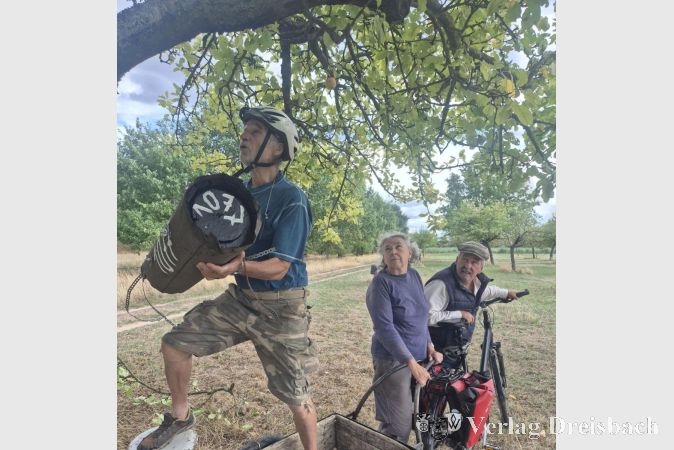 Foto: Christine Dörr
Ob das wohl gut geht? Ziemlich skeptisch beobachten Monika Eddison-Wild und Hermann-Josef Lenerz, wie Bernd Zürn in einem waghalsigen Balanceakt die Röhre 1077 aufhängt. Nicht auf dem Foto: Christine Dörr.