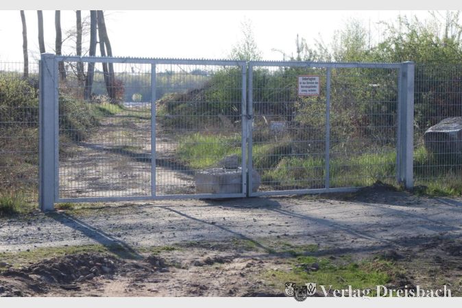 Archivbild: gus
Noch ist das Abbaugelände hinter diesem Tor zu Ende, der Betreiber des Kiesabbaus möchte aber den östlich angrenzenden Flörsheimer Wald zum Teil als Erweiterungsfläche nutzen.