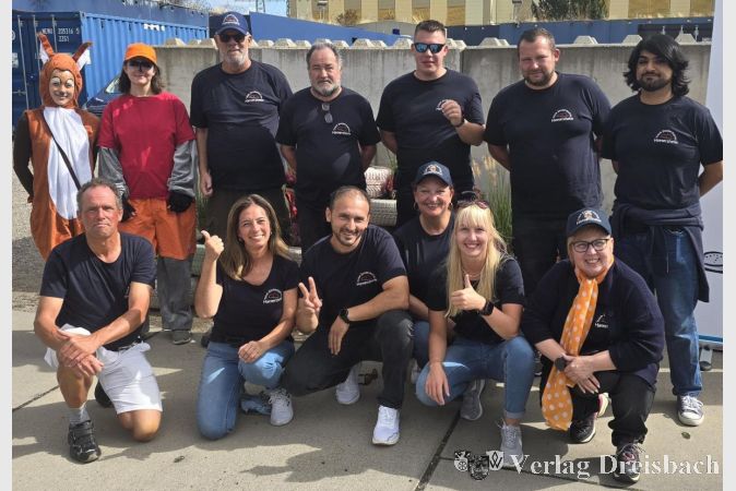Foto: Stadt Hattersheim
Das Team "Sauberhaftes Hattersheim" mit den städtischen Abfallbotschaftern Eichhörnchen und Waschbär.