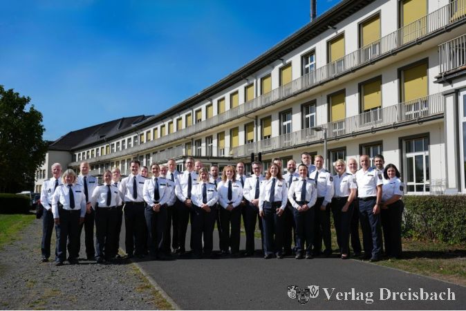 Foto: POL-MTK
Polizeipräsident Björn Gutzeit zusammen mit den SvO.
