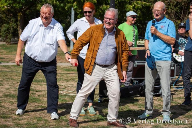 Foto: mOmentum-fotografie/Miriam Bender
V.l.n.r.: Bürgermeister Schindling, Erste Kreisbeigeordnete Overdick, Bürgermeister Dr. Blisch und der Sportkreis-Vorsitzende Hans Böhl.
