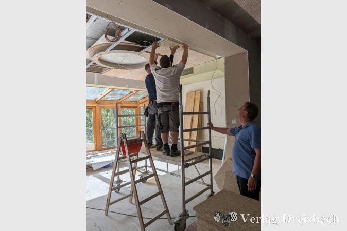 Foto: Gemeinde
Der Erste Beigeordneter Martin Mohr (rechts) begutachete am Dienstag den Fortschritt der Arbeiten im Schwarzbachhallen-Restaurant.