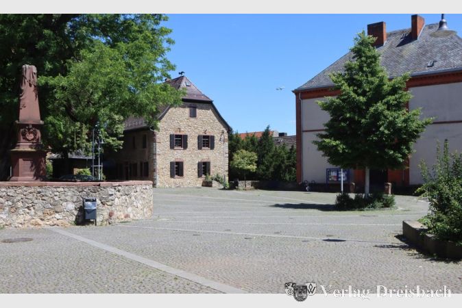 Foto: gus
Der geplante Bebauungsplan "Westlich am Gallusplatz" soll zwar das öffentliche Leben mit seinen Festen auf dem Platz vor Ansprüchen eines künftigen Eigentümers des Gemeindezentrums-Grundstücks schützen, wird aber wohlweislich selbst nicht von dem Plan erfasst.