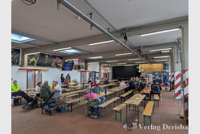 Foto: mpk
Im Feuerwehrhaus konnte man sich in aller Ruhe Steaks und Bratwürste und später auch Kaffee und Kuchen schmecken lassen.