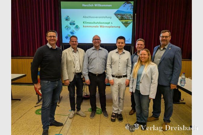 Foto: Gemeinde
V.l.n.r.: Florian Bienias von der Syna GmbH, Alexander Feist, Vorsitzender der Gemeindevertretung, Markus Lämmer von der LEA, Georg Hiltl von der Syna GmbH, der Erste Beigeordnete Martin Mohr, Klimaschutzmanagerin Melanie Laier und Bürgermeister Christian Seitz.