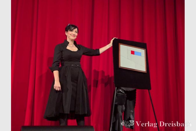 Foto: mpk
Michelle Spillner führte charmant und mit Witz durch den Abend und lockerte das Programm immer wieder inspirierend kommentierten Zaubertricks auf.