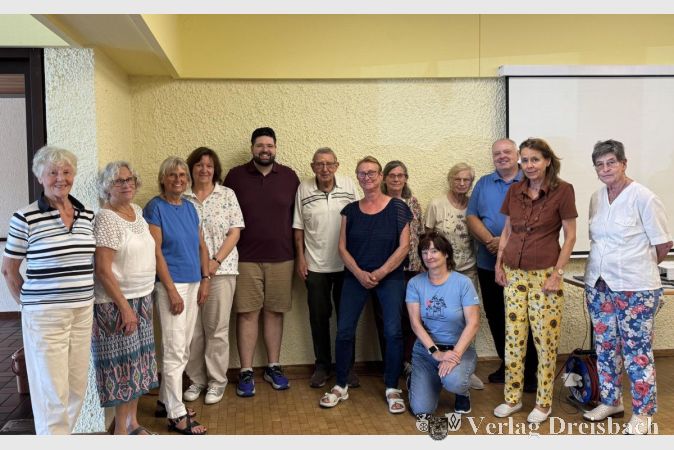 Foto: Gemeinde
Jonas Grams (5.v.l.) mit den zufriedenen Teilnehmerinnen und Teilnehmern des Smartphonekurses.