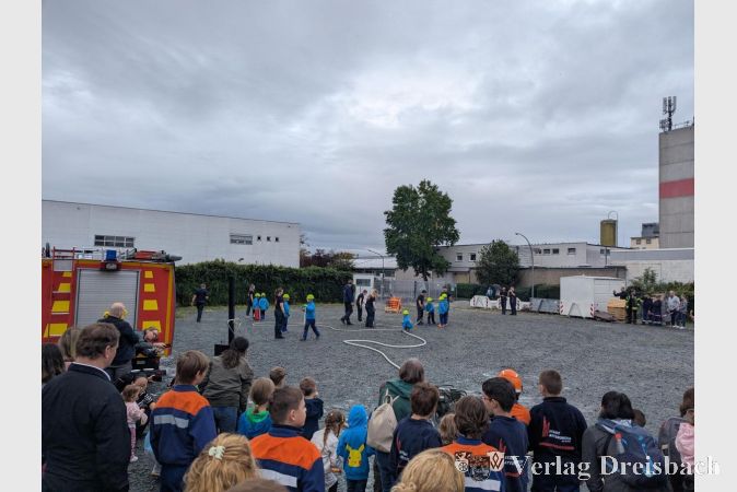 Foto: mpk
Die Live-Übungen der jungen Nachwuchskräfte zogen ein großes Publikum an, das sich auch von vereinzelten Niederschlägen nicht vom Besuch abhalten ließ.