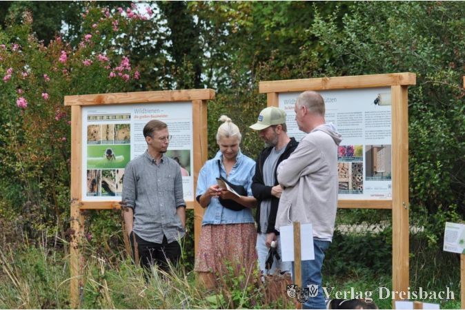 Foto: Stadt Hattersheim
V.l.n.r: Benedict Schnackenberg (Referat Friedhof, Grün, Natur), Bartek Wieczorek (Referat Bauen, Planen, Klima) und Partnerin, sowie Jörg Schmidtmer (Leitung Referat Friedhof, Grün, Natur) im neu gestalteten Wildbienengarten.