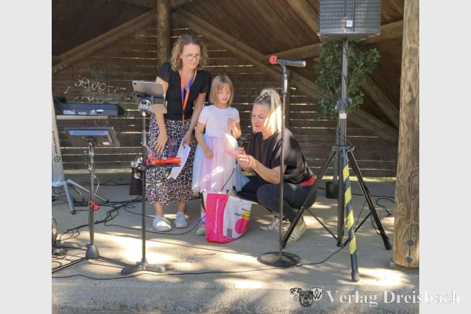 Foto: hl
Glücksfee Marla (Mitte) mit Svenja Keil (links) und Nadja Tepe.
