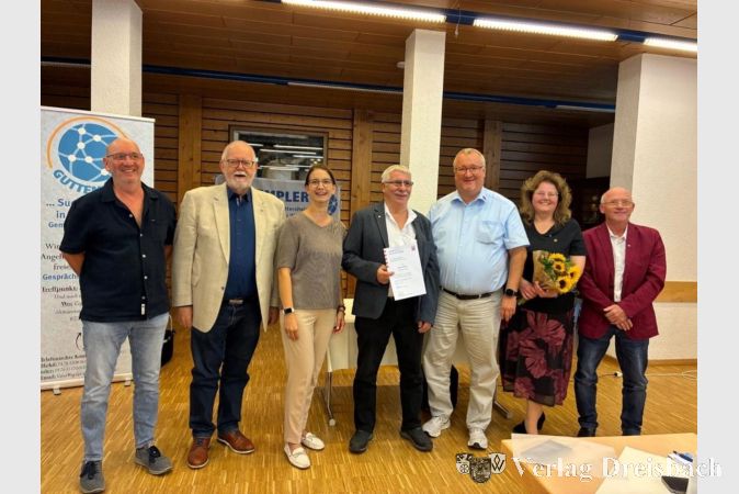 Foto: Dorothea Kreuz
V.l.n.r.: Alfred Kimpel (2. Vorsitzender Guter Weg), Frithjof Axt (Bundesschatzmeister der Guttempler Deutschland), Heike Seibert (1. Stadträtin der Stadt Hattersheim), Dieter Hochheimer, Klaus Schindling (Bürgermeister Stadt Hattersheim), Petra Graschy-Hochheimer (1. Vorsitzende Guter Weg), Uli Bernhard (1. Vorsitzender des Landesverbands Hessen).