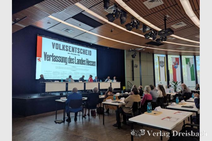 Foto: mpk
Die Feierstunde in der Stadthalle zum 80-jährigen Geburtstag des Landes Hessen begann mit einer Filmvorführung.