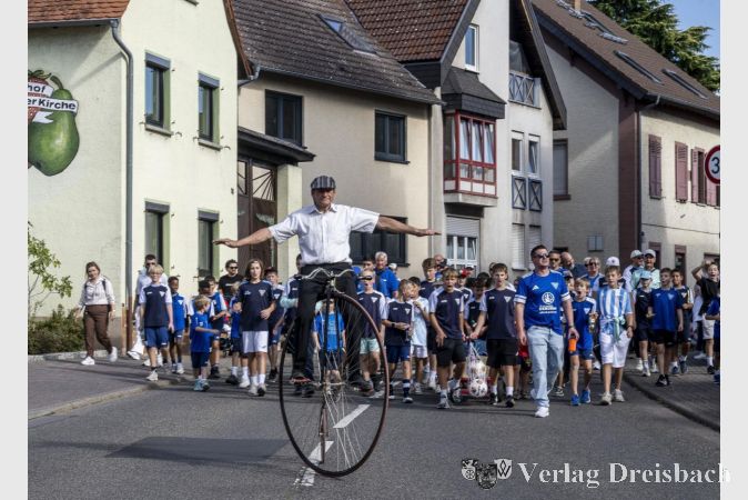 Foto: FFC-TWF
Der SV 07 Kriftel war zahlenmäßig beim Umzug wieder sehr präsent, insbesondere mit seinen Nachwuchskickern.