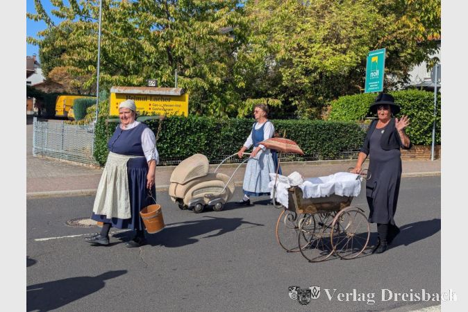 Foto: mpk
Die Krifteler Heimat- und Festwagengesellschaft grüßte das Umzugspublikum am Wegesrand.