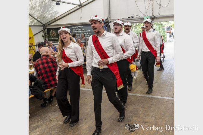 Foto: FFC-TWF
Lautstarker Einmarsch der Kerbeborsch zum Frühschoppen am Montag.