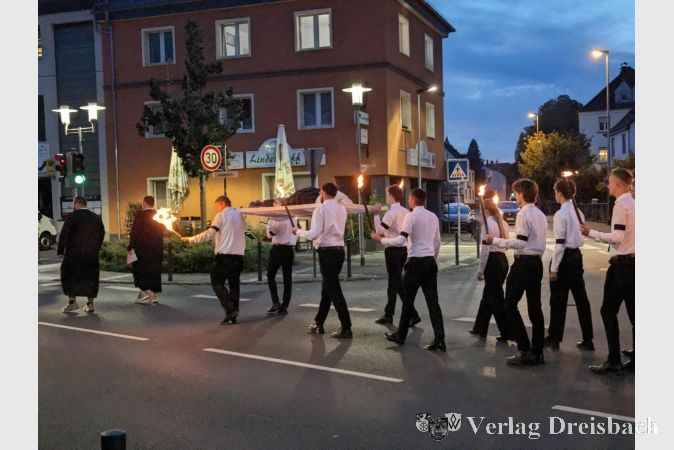 Foto: mpk
Trauermarsch zur Beerdigung der Kerb am Dienstagabend.