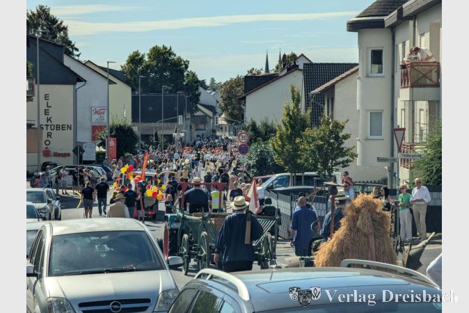 Foto: mpk
Ganz Kriftel uff de Gass: In Scharen folgten die Bürgerinnen und Bürger dem Kerbeumzug am Sonntagnachmittag in den Freizeitpark.