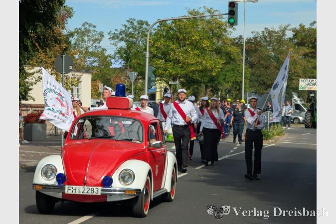 Foto: mpk
Die Vorhut des Umzugs übernahm wieder der klassische Feuerwehrkäfer, gefolgt von den Kerbeborsch.