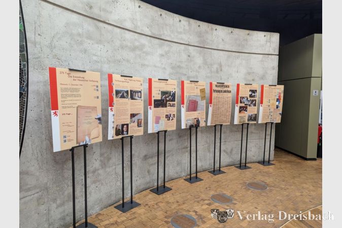 Foto: mpk
Die Ausstellung „275 Tage – Die Entstehung der Hessischen Verfassung“ des Neuen Königsteiner Kreises im Foyer der Stadthalle.