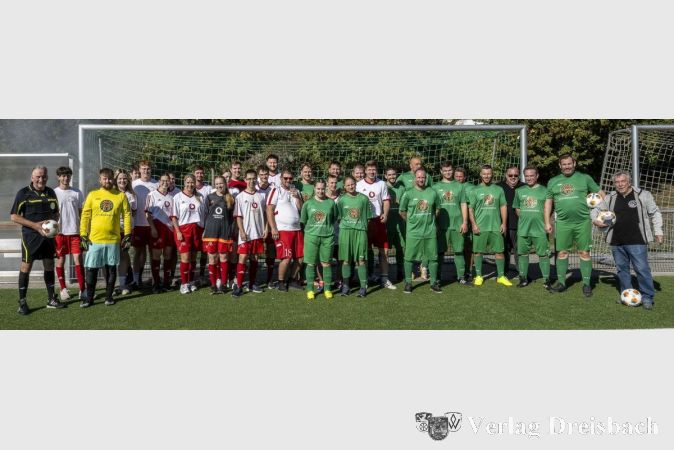 Foto: FFC-TWF
Kerbeborsch gegen die Prominenz: Die Mannschaften beim diesjährigen Fußballspiel zur Kerb.