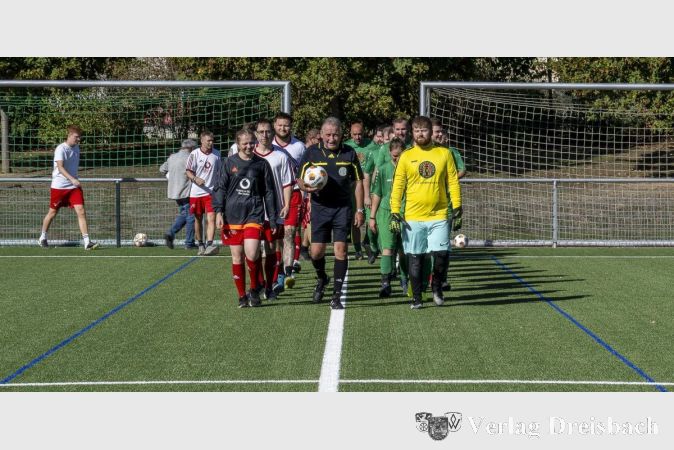 Foto: FFC-TWF
Einmarsch der Mannschaften zum Promifußballspiel am Sonntag, angeführt vom ehemaligen Bundesligaschiedsrichter Lutz Wagner.