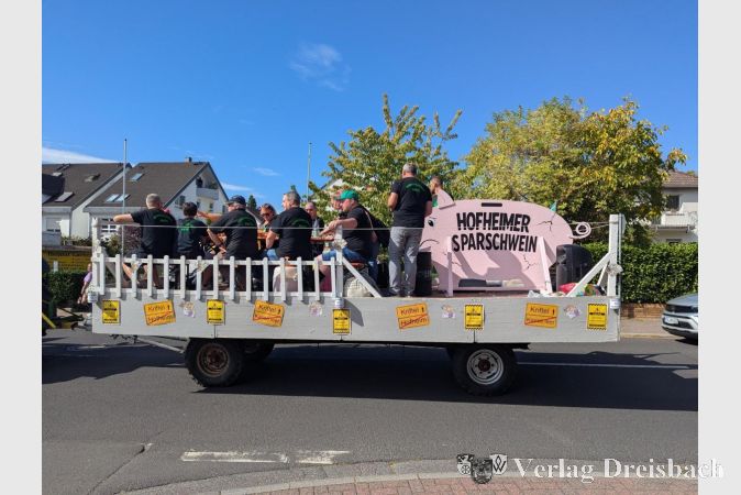 Foto: mpk
Die KGK machte sich in diesem Jahr mit ihrem Motivwagen über die leeren Kassen in der Nachbarstadt lustig.
