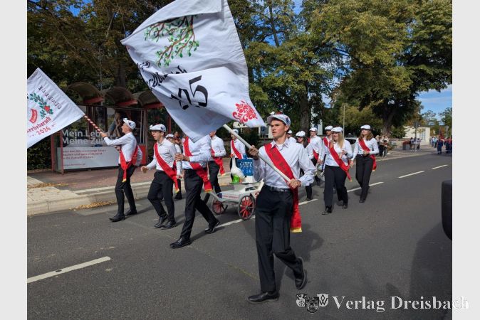Foto: mpk
Fahnenschwenkend und laut singend, wie man sie kennt: Die Kerbeborsch 2026.