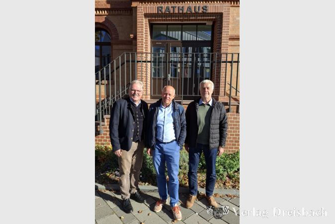 Foto: pm
„Stabübergabe“ bei der Existenzgründersprechstunde (v. l.): Bürgermeister Dr. Bernd Blisch, Jürgen Heise und Eberhard Kolb.