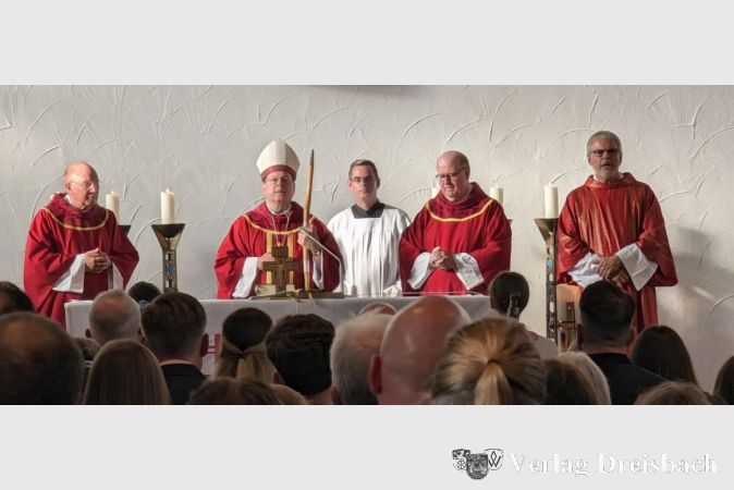 Foto: nab
Bischof Georg Bätzing spendete den Jugendlichen in der Flörsheimer Kirche St. Josef das Sakrament der Firmung.