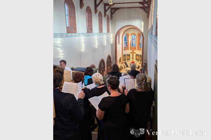 Foto: nab
Sängervereinigung: Die Sängervereinigung Weilbach begleitet den Jubiläumsgottesdienst von der Empore aus mit mehreren musikalischen Beiträgen.