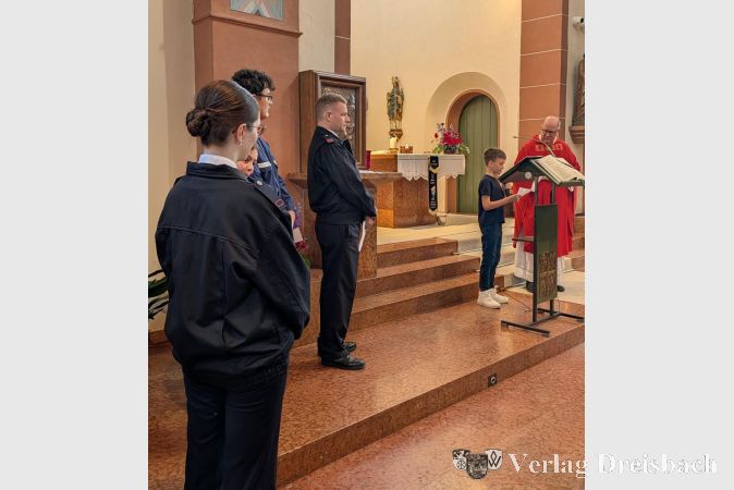 Foto: nab
Fürbitte: Mitglieder der Feuerwehr beteiligen sich mit Fürbitten am Gottesdienst zum 100-jährigen Bestehen der Weilbacher Wehr.
