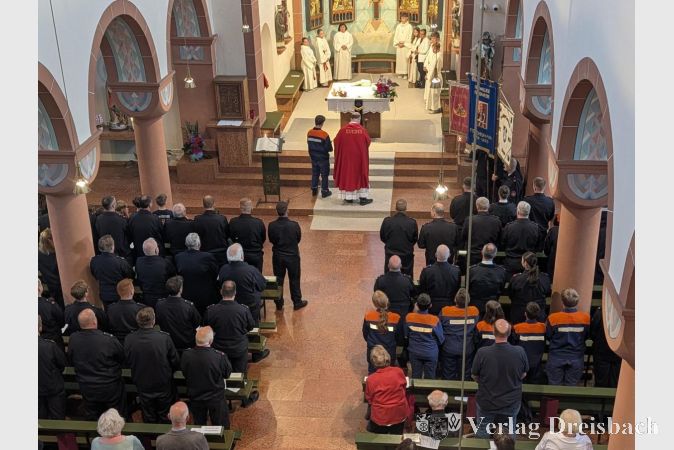 Foto: nab
Fahnenweihe: Pfarrer Friedhelm Meudt segnet die neue Fahne der Freiwilligen Feuerwehr Weilbach während des Jubiläumsgottesdienstes in Maria Himmelfahrt.