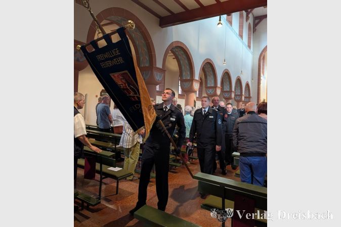 Foto: nab
Auszug aus der Kirche: Nach dem Festgottesdienst zieht die Feuerwehr mit ihrer neu geweihten Fahne aus der Kirche Maria Himmelfahrt aus.