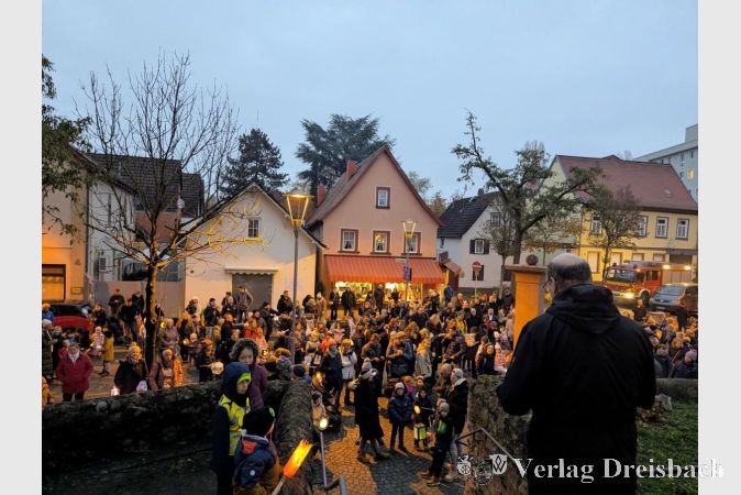 Archivbild: mpk
Beginn der letztjährigen Feierlichkeiten zu Sankt Martin in Hattersheim vor der Katholischen Kirche.