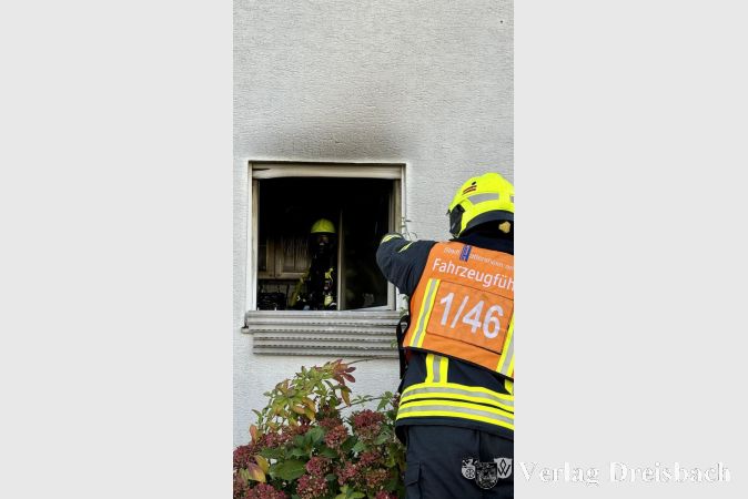 Foto: Feuerwehren Hattersheim
Einsatz der drei Hattersheimer Feuerwehren beim Küchenbrand in der Okrifteler Rossertstraße am Mittwoch, 29. September.