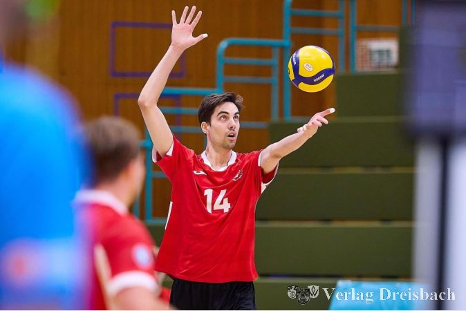 Foto: TuS Kriftel
David Freitag beim Aufschlag.