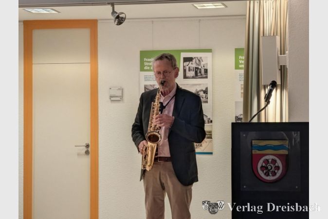 Foto: mpk
Für die musikalische Untermalung sorgte Horst Debnar-Daumler am Saxophon. Debnar-Daumler ist auch Mitglied des Foto- und Film-Clubs Kriftel e.V., der gemeinsam mit dem Heimatmuseum diese Ausstellung präsentiert.
