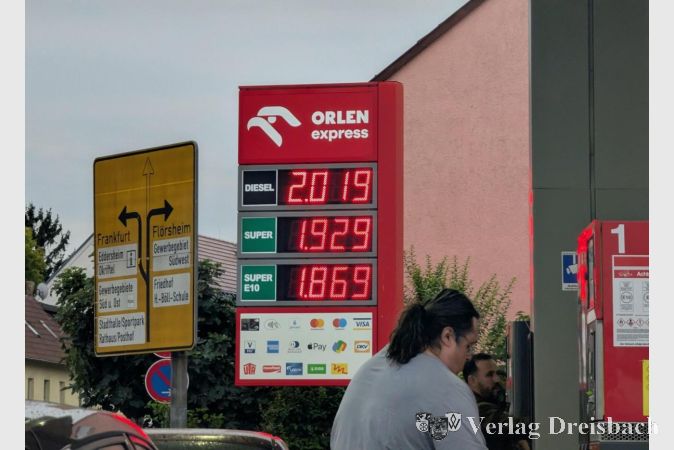 Foto: mpk
Die Einführung des Tankrabatts führte am 1. Oktober zunächst zu Benzinpreisen, wie man sie schon lange nicht mehr erlebt hatte, wie hier um 8.30 Uhr in Hattersheim.