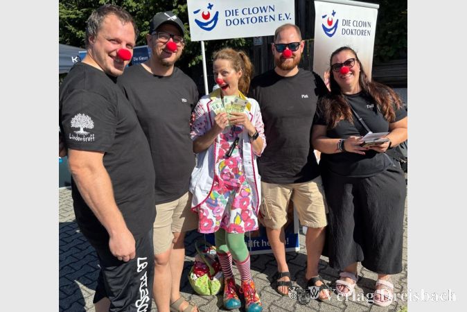 Foto: privat
Spendenübergabe: Die Gruppe „Le Fiasco“ hatte im Rahmen des Vatertag-Treffs in Kriftel für die Clowndoktoren gesammelt.